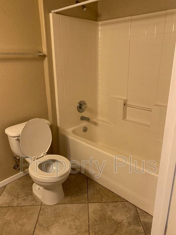 Building Photo - 3301 E Earll Dr