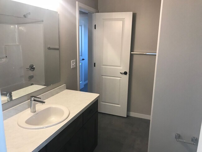 Building Photo - 4 bed 2 bath