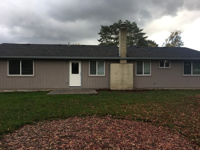 Foto del edificio - 4 bedroom 2 bath home on quiet street in Hillsboro near Intel