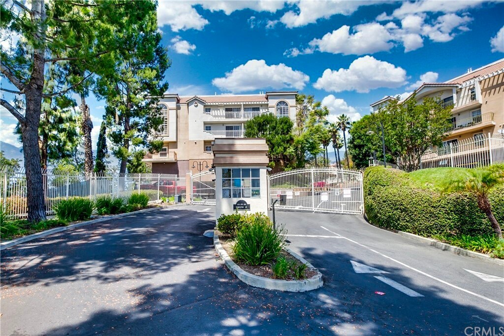 Foto principal - 4755 Templeton St
