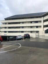 Building Photo - 2860 Waialae Ave
