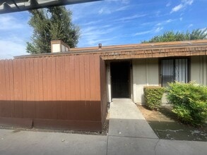 Building Photo - 1221 N Peach Ave
