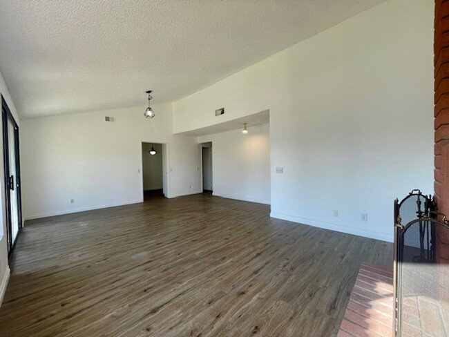 Building Photo - Gorgeously Updated 3 Bedroom Condo in Esco...