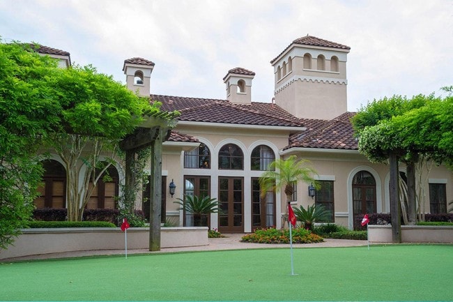 9 Hole Putting Green - Village on the Lake