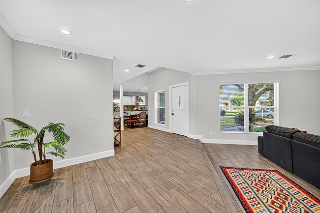 Building Photo - 818 Silvergate Dr