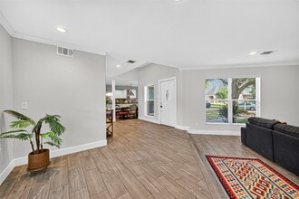 Building Photo - 818 Silvergate Dr