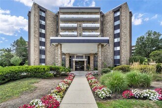 Building Photo - 2202 Acacia Park Dr