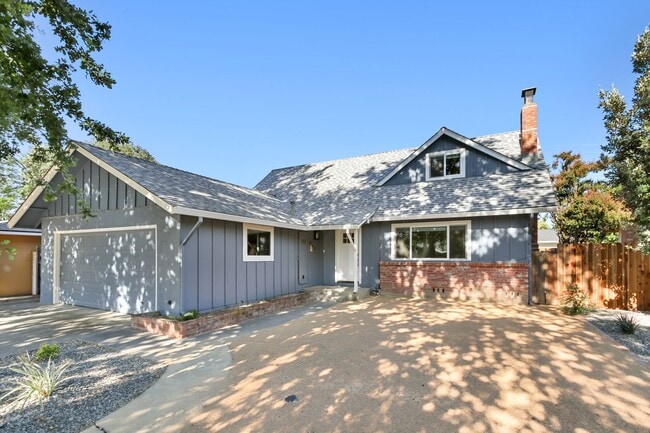 Building Photo - Updated 4 Bed 2 Bath Available for Immediate Move-In!
