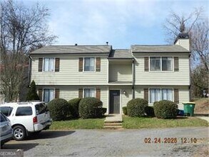 Building Photo - 102 Welch Pl