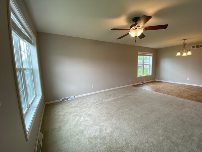 Building Photo - 1427 Springbrook Dr