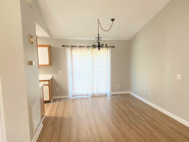 Building Photo - ~Cute 3-Bedroom home w/fenced backyard loc...