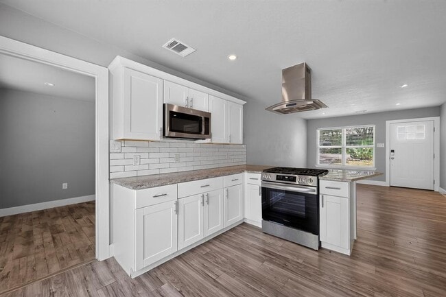 Building Photo - 2321 Lakehurst Dr