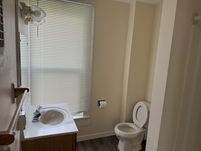 Building Photo - 902 5th Ave