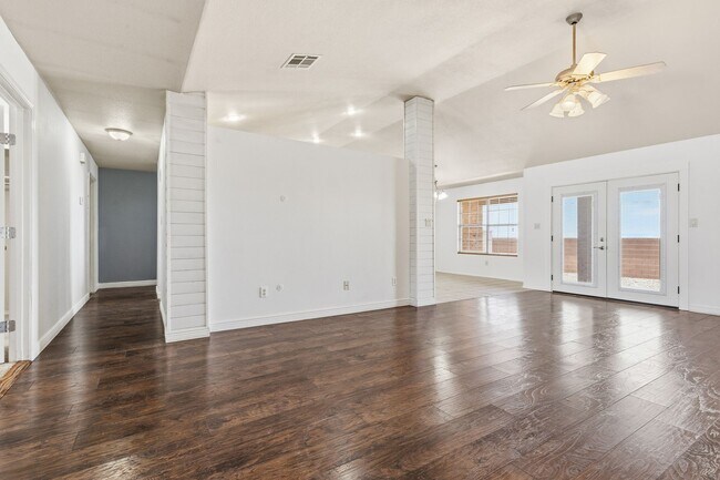 Foto del edificio - 4 Bedroom 2 Bath with Solar on a Large Corner Lot