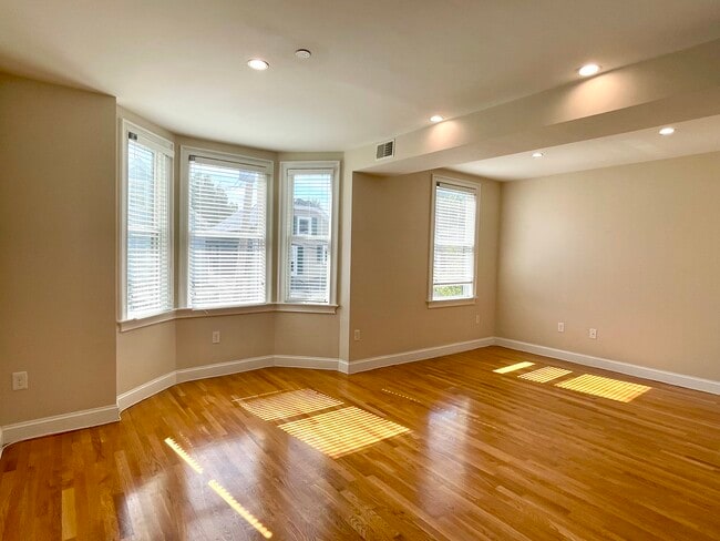 Building Photo - 19 Plymouth St