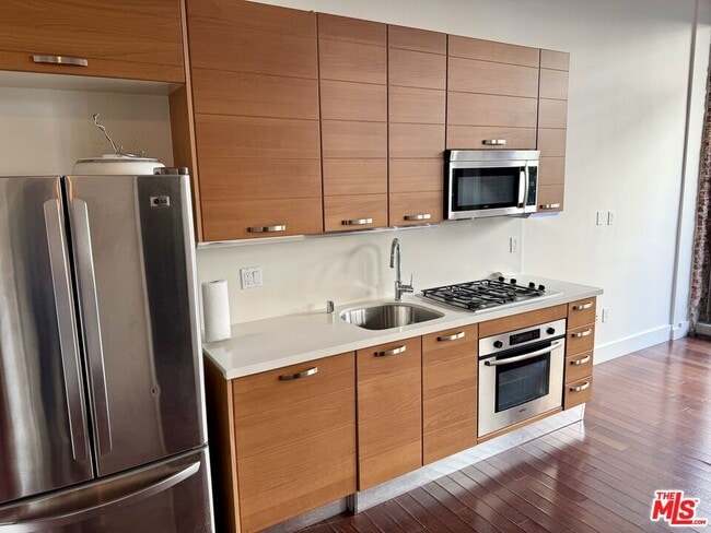 Building Photo - 460 S Spring St