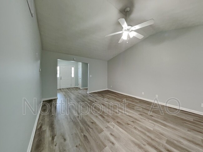 Building Photo - 520 Village Cir