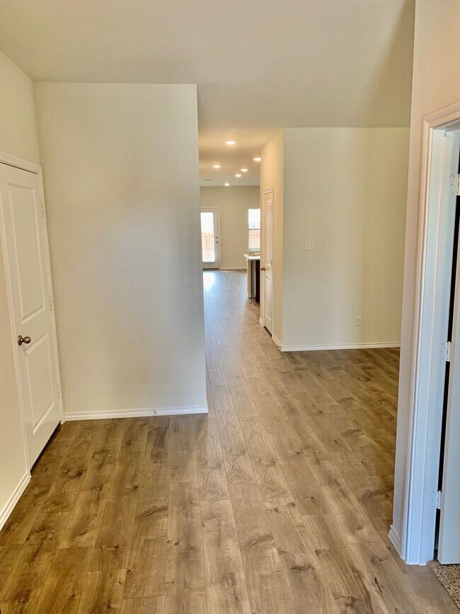 Foto del edificio - MUST SEE! 4 BDRM/2 BATH- Great Denton Loca...