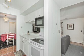 Building Photo - 9859 Independence Dr