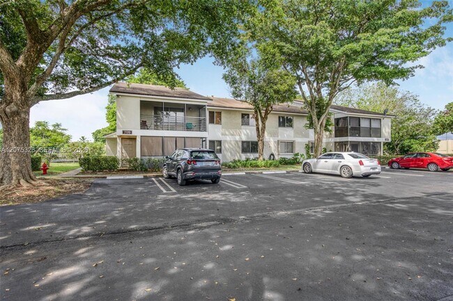 Foto del edificio - 709 Gardens Dr