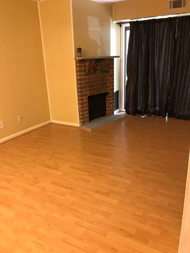 Building Photo - 604 Meadowbrook Dr