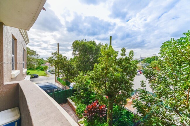 Foto del edificio - 3232 Coral Wy