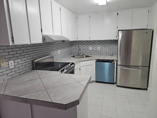 Building Photo - 5025 Valley Crest Dr