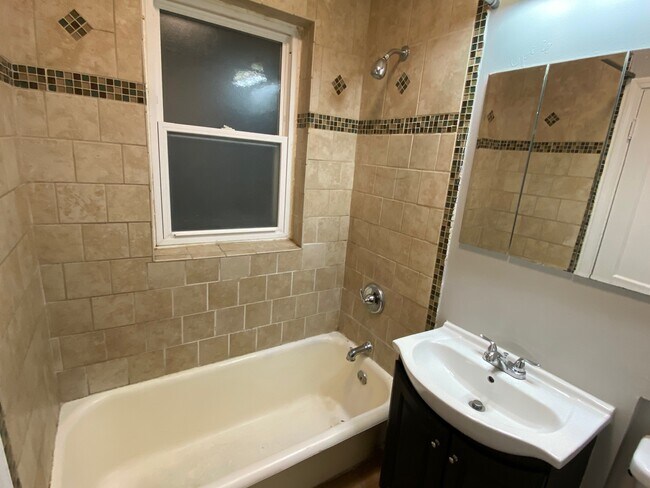 Foto del edificio - 5352 W Division St