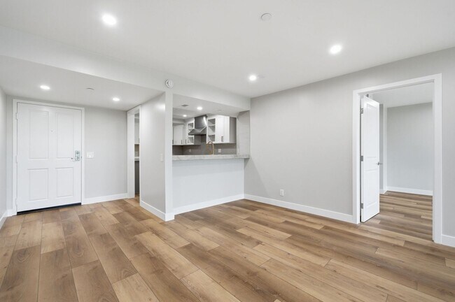 Foto del edificio - Fully Remodeled Coastal Condo in Villa Balboa | 2 Bed, 2 Bath