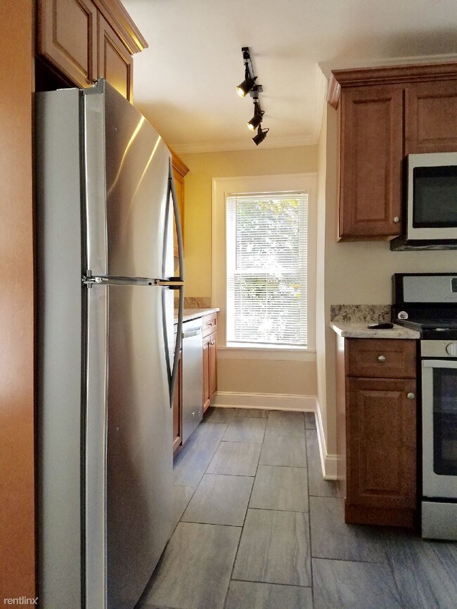 Building Photo - 2 br, 1 bath - 132 Hobart St Fl 1