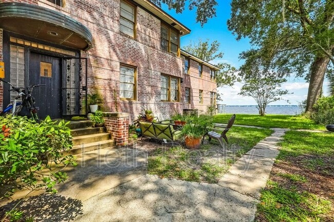 Building Photo - 2748-3 Vernon Terrace