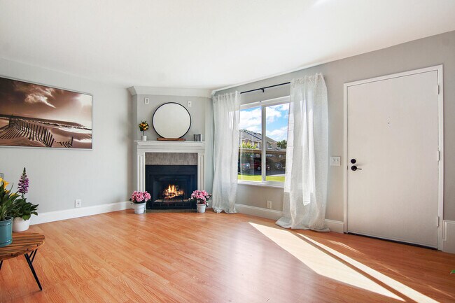 Building Photo - 9 Hollowglen