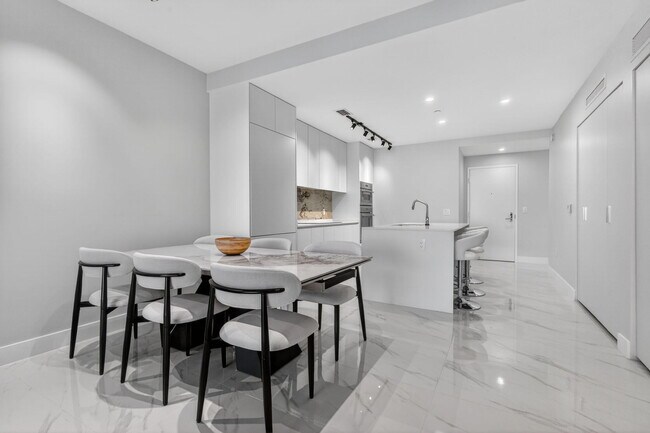 Foto del edificio - 700 NE 23rd St