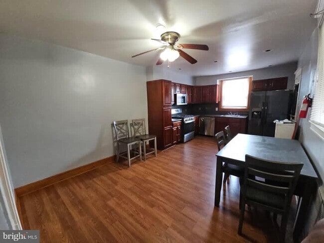 Foto del edificio - 5736 Woodcrest Ave