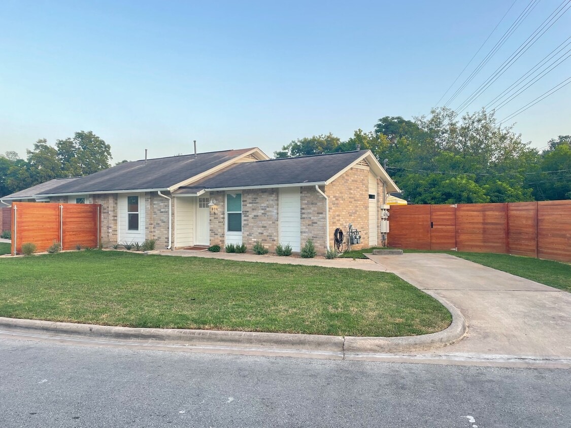 906 E Leslie Cir Unit B, Austin, TX 78721 Condo for Rent in Austin, TX