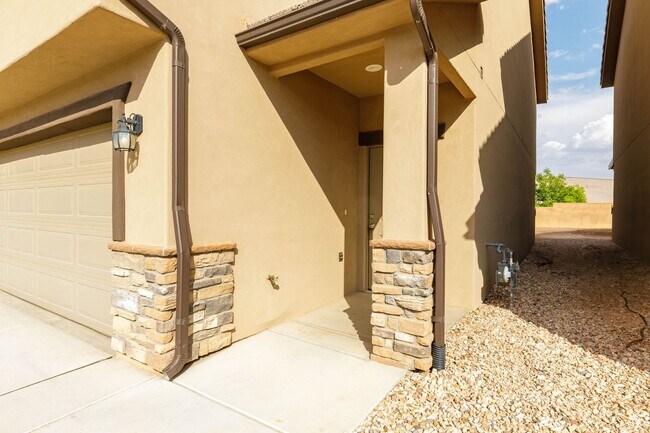 Foto del edificio - 4 bed | 2 1/2 bath | 2 car garage in Deser...