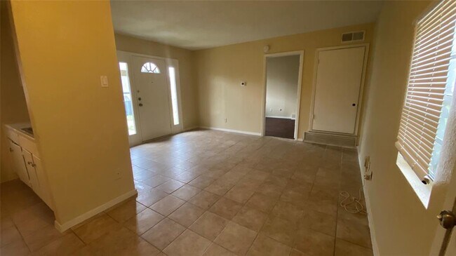 Building Photo - 817 Redbird Dr