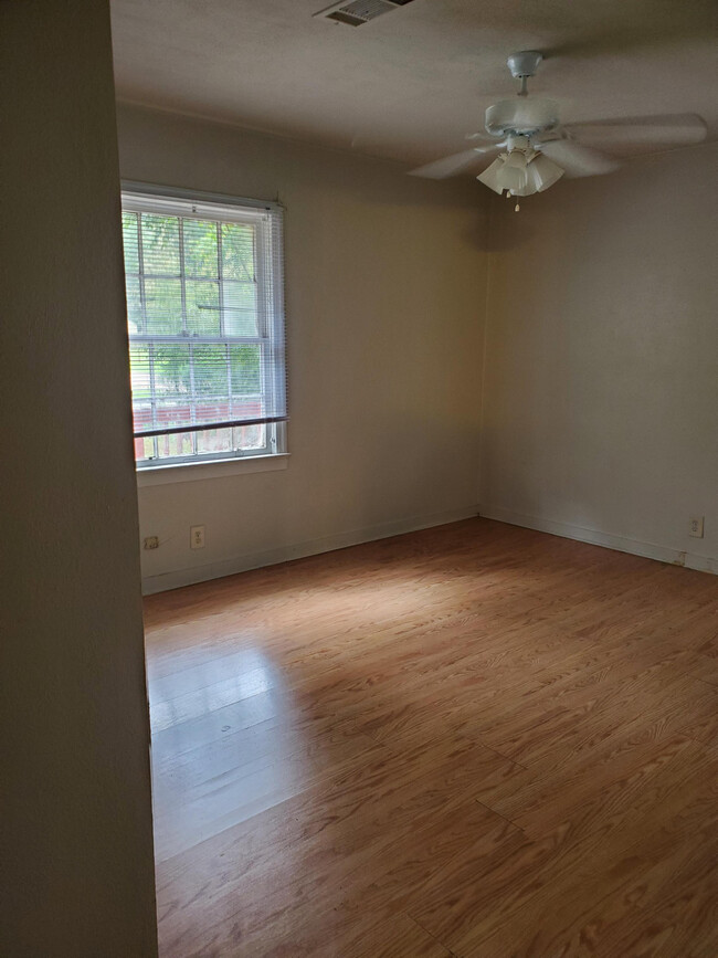 Building Photo - 3077 Greenwood Ave