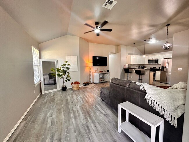 Foto del edificio - Almost NEW 4 Bed, 2 Bath Home in Midwest City- Move in Deposit-Free! (If Qualified)