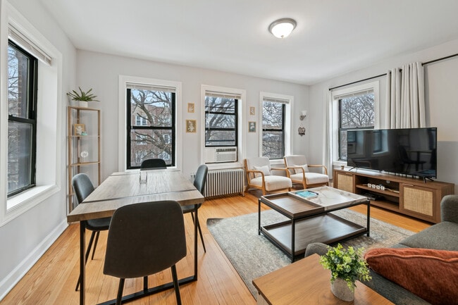 Foto del edificio - 6443 N Hamilton Ave