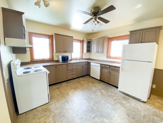 Building Photo - 4 Bedroom 1 Bath Near Campus