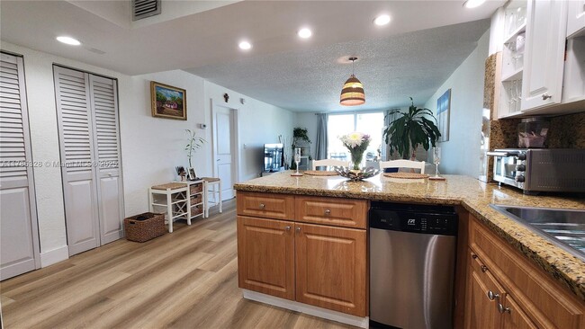 Foto del edificio - 7900 Tatum Waterway Dr