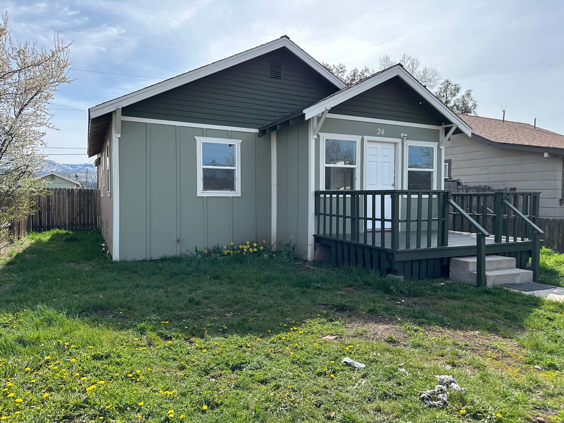 Primary Photo - Newly Renovated 3BR/1 Bath Home