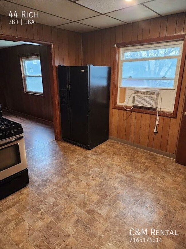 Building Photo - Quiet 2 Bedroom Apartment