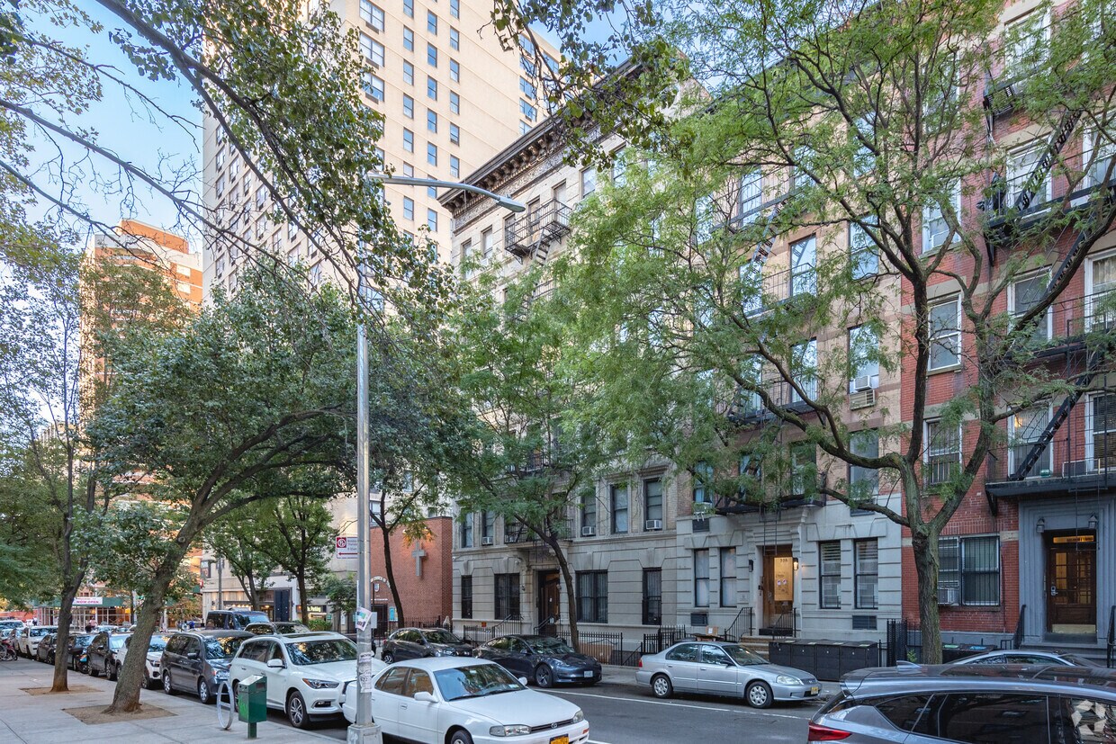 Primary Photo - 230 E 27th St
