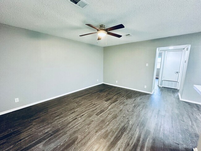 Foto del edificio - 5507 Rose Hill Cir