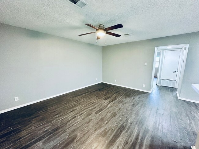 Building Photo - 5507 Rose Hill Cir