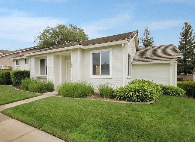 Building Photo - 9409 Laguna Pointe Way