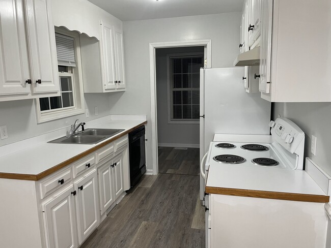 Kitchen - 104 Ironwood Ln