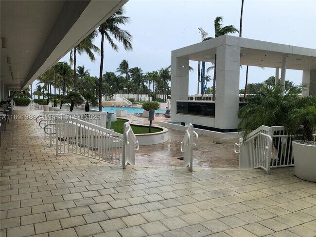 Foto del edificio - 10275 Collins Ave